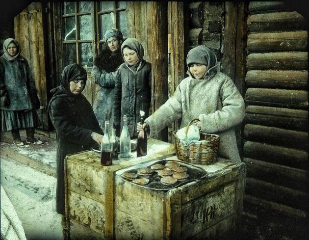 девочка продает оладье и горячий чай на ж/д станции Транссиба зимой 1919 года