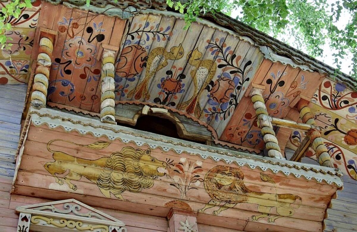Сказочный дом 18 века, украшенный фресками и резьбой, продается! Заглянем внутрь