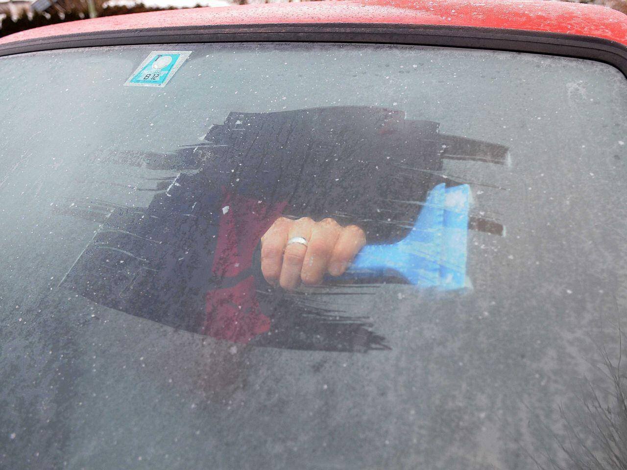 Почему замерзают стекла внутри машины
