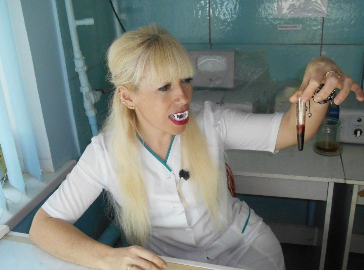 Медсестра красивое видео. Смешная медсестра. Красивая медсестра в больнице. Медсестра смешное фото. Прикольные фото врачей.