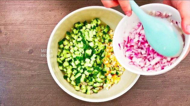 Вкусный и красивый салат «Гнездо глухаря»: пользуется большой популярностью у мужчин, так как очень сытный