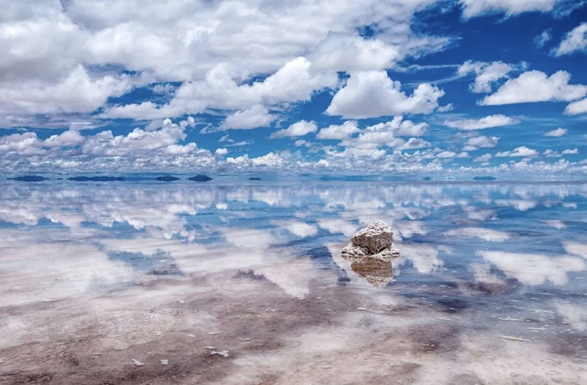 Озеро в боливии. Солончак Салар-де-Уюни, Боливия. Салар де Уюни озеро. Озеро солончак Уюни. Озеро Уюни в Боливии.