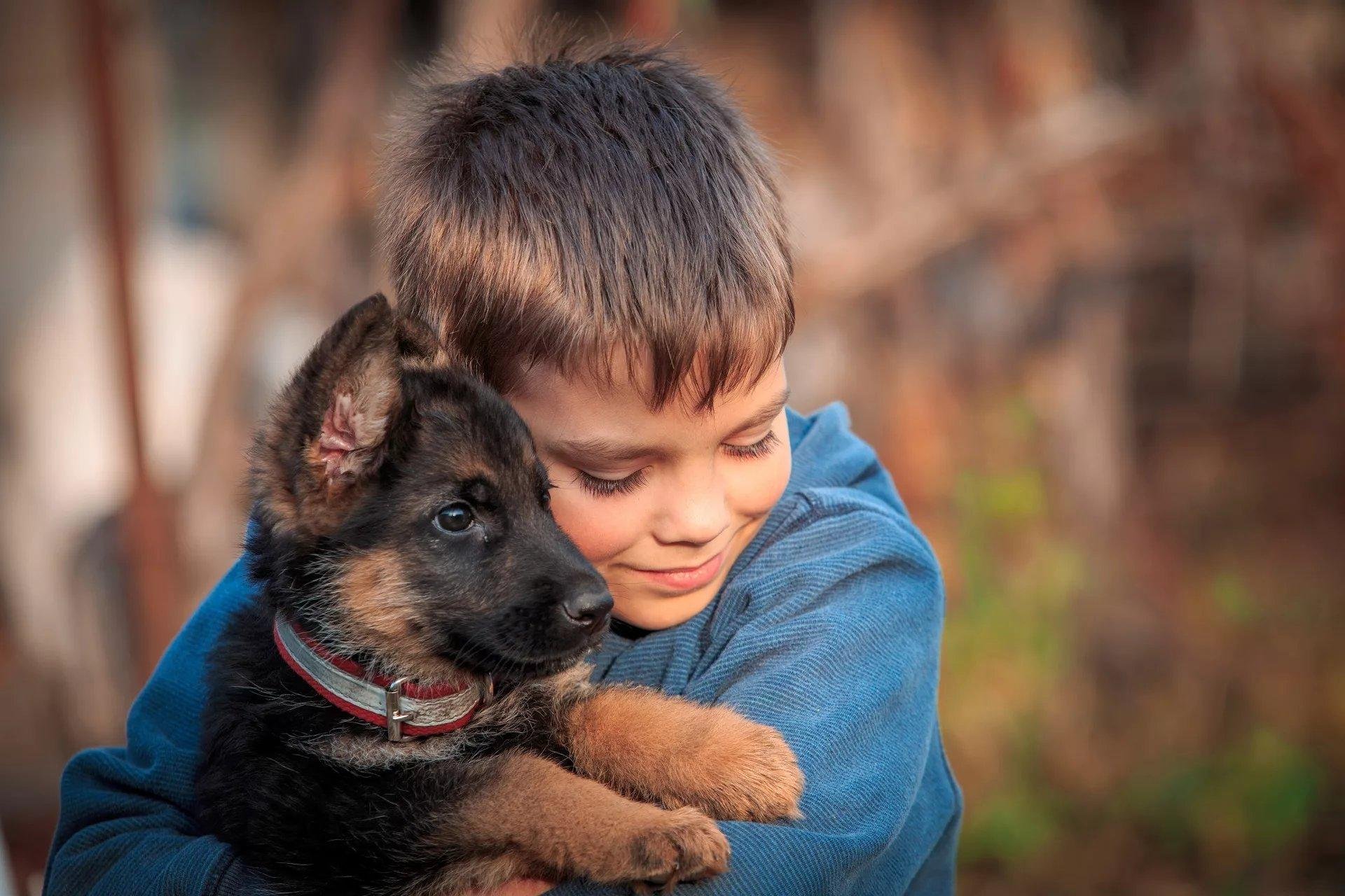 Люди проявляют доброту. О доброте. Доброта к животным. Доброта детей к животным. Добрые дети и животные.