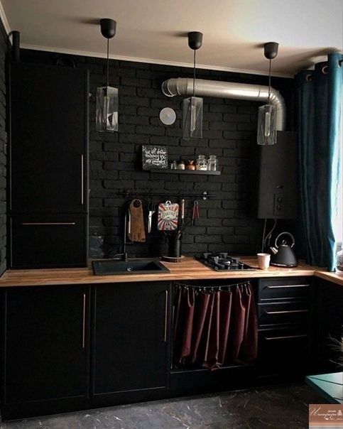 Необычное преображение старой кухни, которое может показаться вычурным за счёт преобладания чёрного