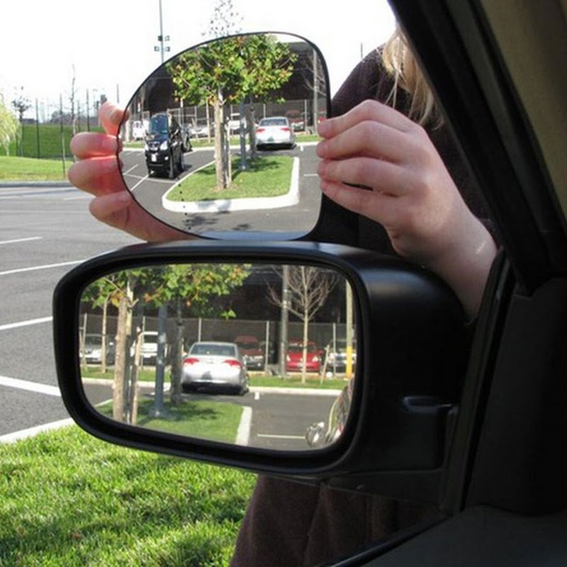 Водитель смотрит в зеркало. Зеркало мертвая зона Heyner. Зеркало для слепых зон автомобиля. JAC n200 зеркало мертвой зоны. Зеркало автомобильное боковое.