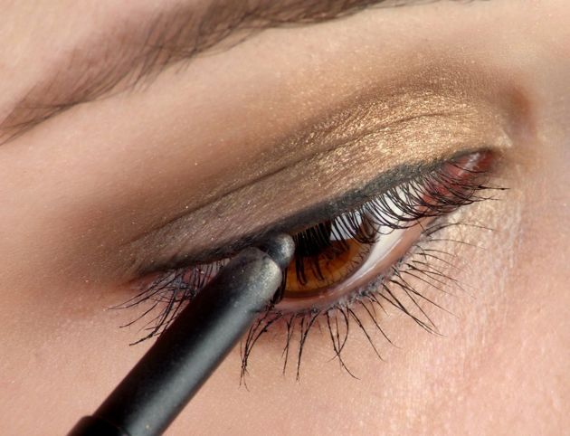 Макияж глаз с карандашом, который помогает омолодить взгляд: особая задача стрелки и межреснички