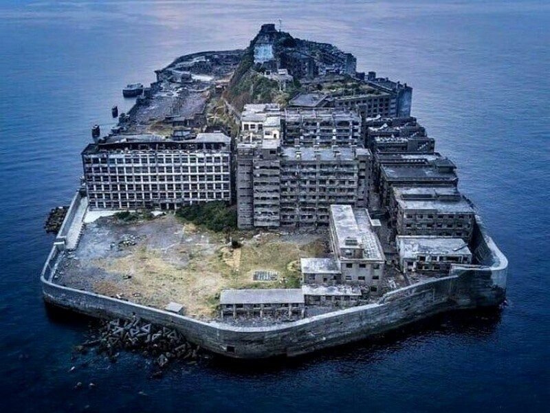 Остров линкор. Остров Хасима Япония. Остров Хасима, Нагасаки, Япония. Хашима остров-призрак. Остров-броненосец Хасима.