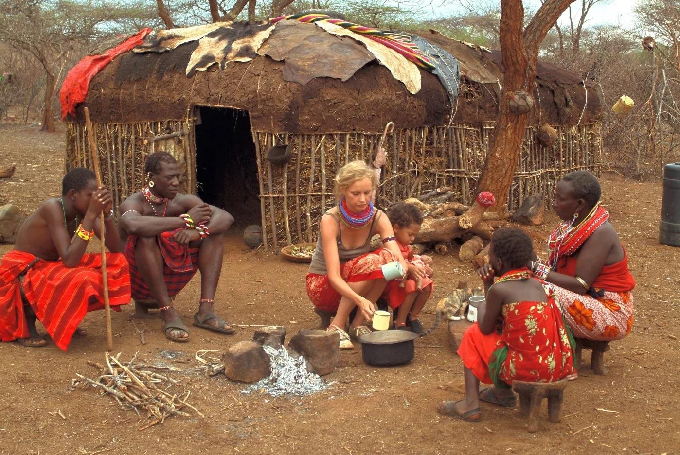 Африка белая женщина. Белая Масаи (Гермина Хунтгебурт, 2005). Коринна Хофманн и Масаи. Коринна Хофманн белая Масаи.