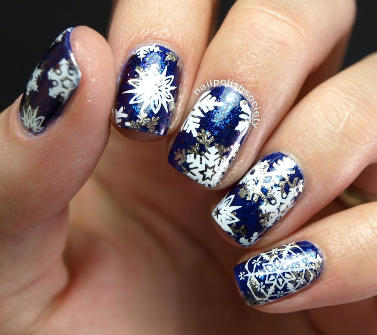 Зимние ногти дизайн. Маникюр со снежинками. Снежинки на ногтях. Новогодний маникюр со снежинками. Синий маникюр со снежинками.