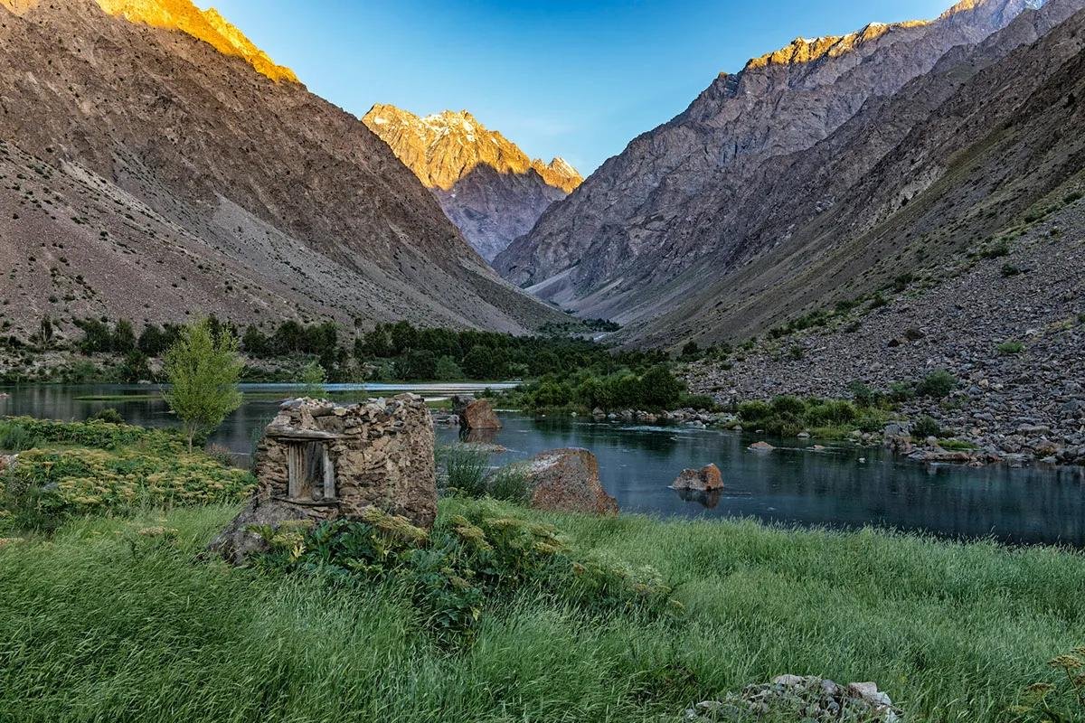 Красивые места таджикистана. Фанские горы Памир. Горный Таджикистан Памир. Памир река Бартанг. Национальный парк Памир Таджикистан.