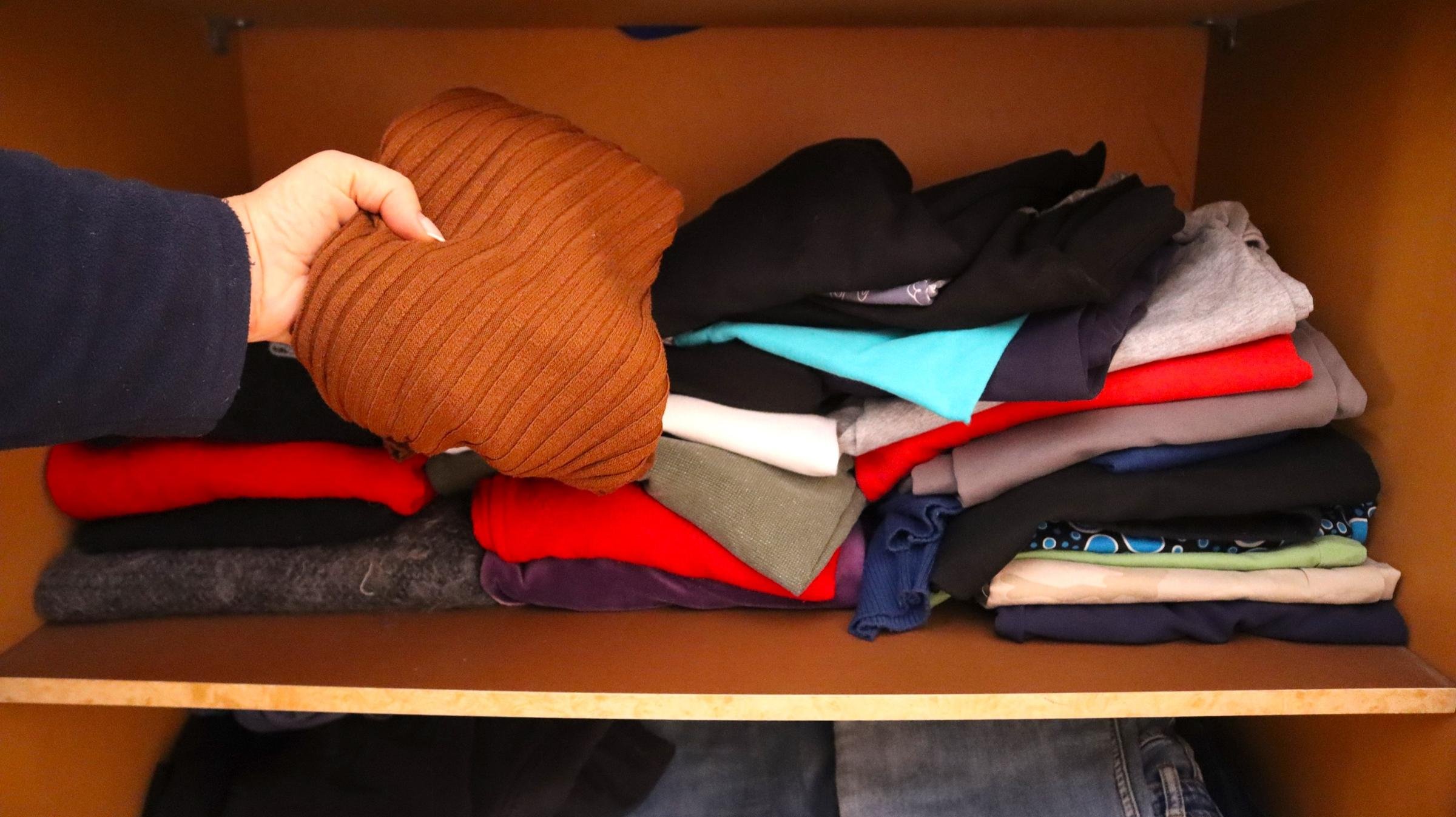 Как сложить зимнюю куртку. Компактно сложить зимнюю одежду. Шкаф из коробок своими руками. Сложенная кофта. Как сложить свитер компактно в шкафу.