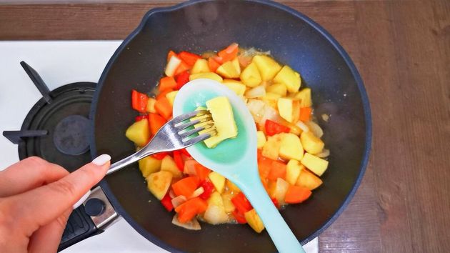 Новый рецепт: «Тушеная картошка по-корейски» - готовится просто и быстро в одной сковороде