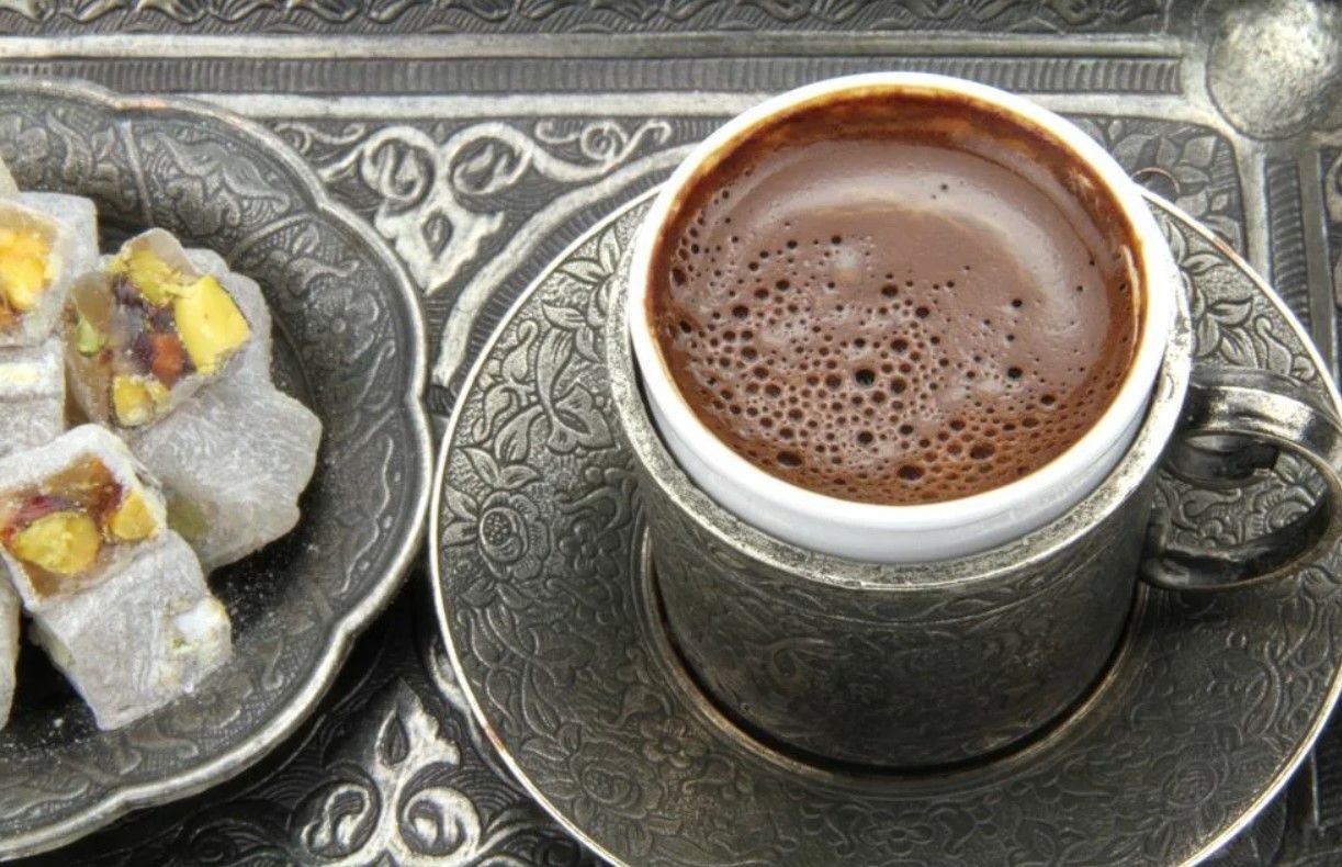 В турции подают кофе с водой. Турецкий кофе Кахвеси. Кофе турецкий Turk Kahvesi. Кофе по восточному. Турецкий кофе с лукумом.