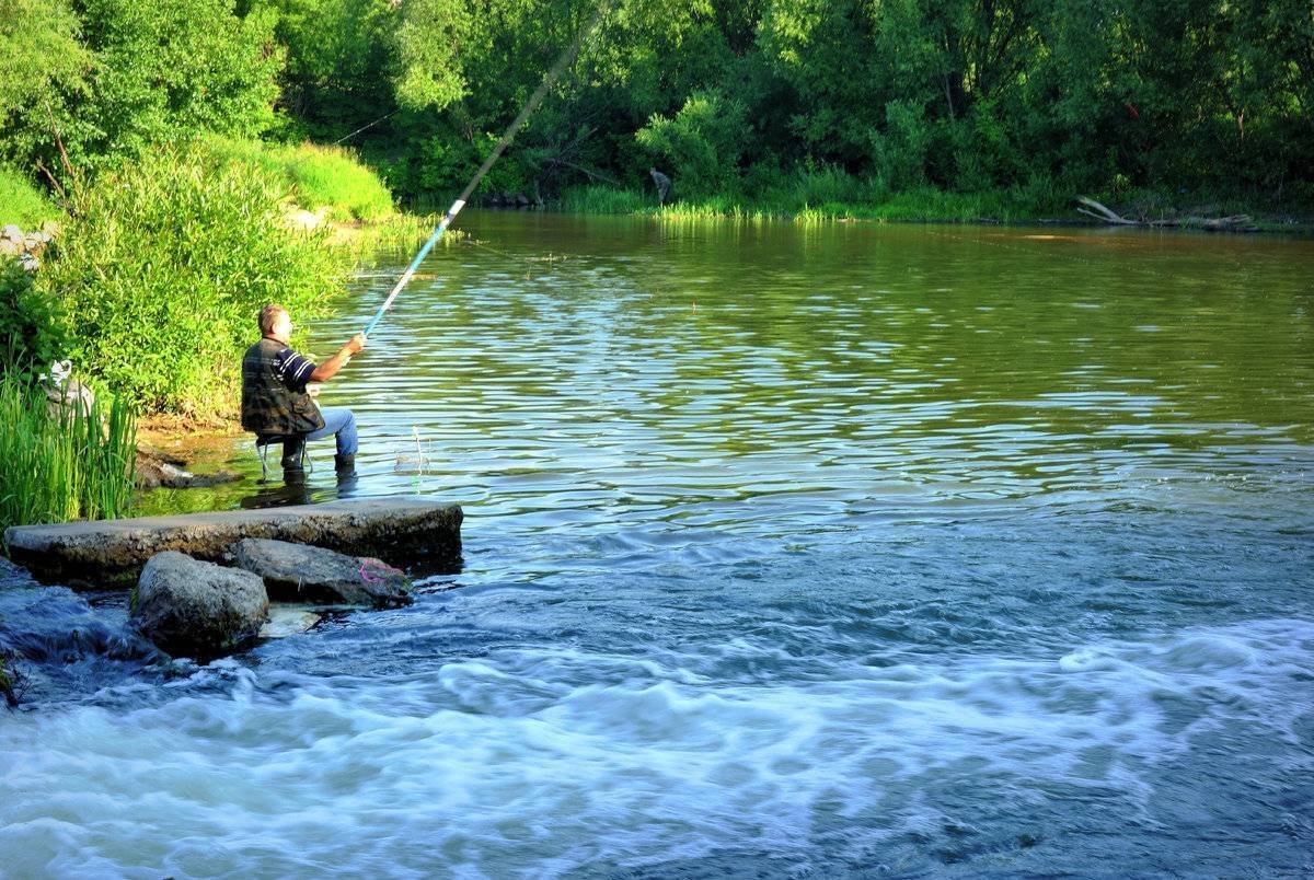 Лов рыбы на реке. Рыбак на реке. Природа рыбалка. Летняя рыбалка. Рыбалка летом.