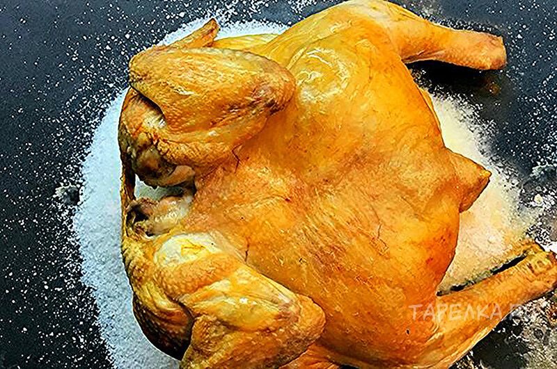 Курица запеченная на соли. Курочка на соли в духовке. Курица в духовке на соли целиком.