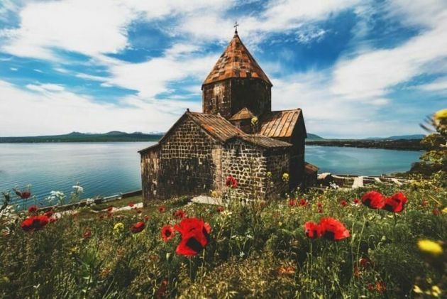 Озеро Севан – самое большое озеро Кавказа