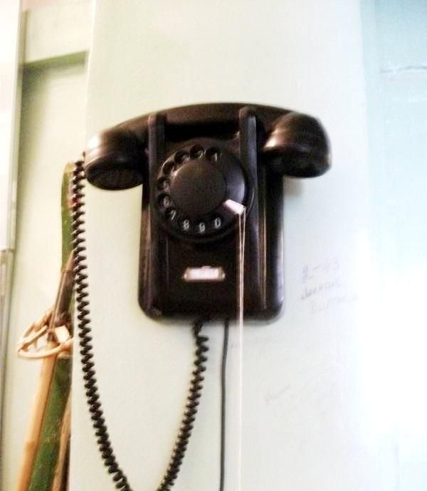 Телефон жкх советский. Телефонный аппарат в коммунальной квартире. Телефон в коммуналке. Общий телефон. У телефона в коммунальной квартире.