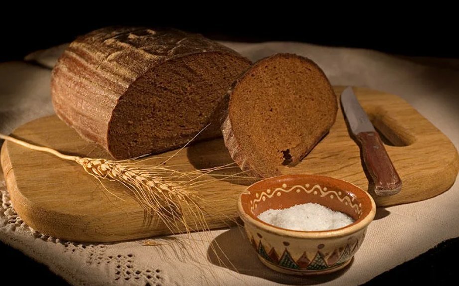 Почему русь хлеб с солью. Хлебобулочные изделия на Руси. Хлеб в древней Руси. Хлебобулочные изделия в старину. Хлеб на Руси в древности.