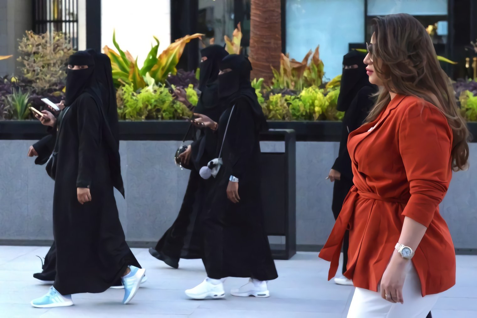 Жизнь в саудовской аравии. Саудовская Аравия абайя. Никаб Саудовской Аравии. Эр Рияд женщины. Женская одежда в Саудовской Аравии.