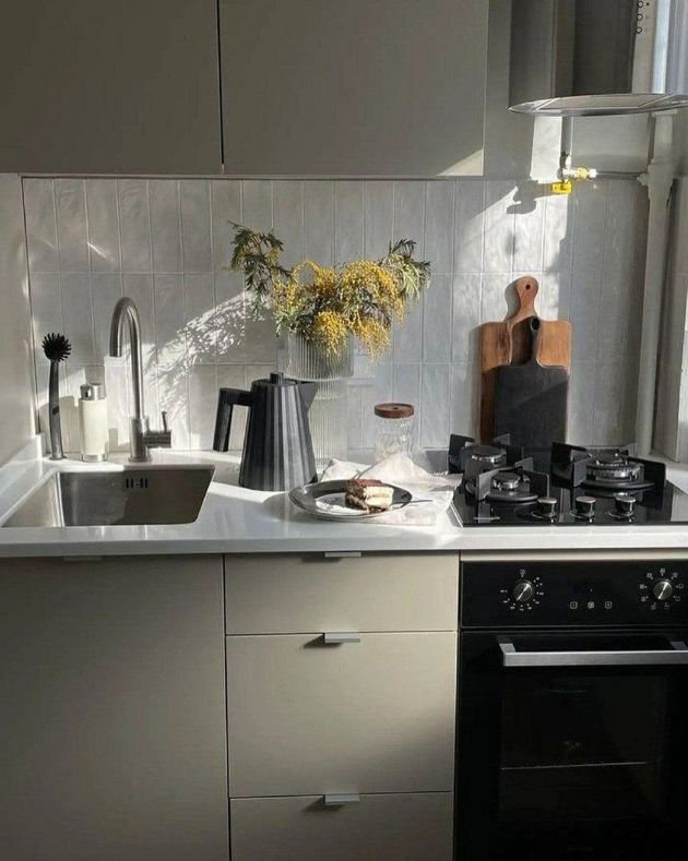 Мини-кухня 4,7 кв.м. Прекрасное преображение в маленькой кухни в которой уместился даже холодильник!