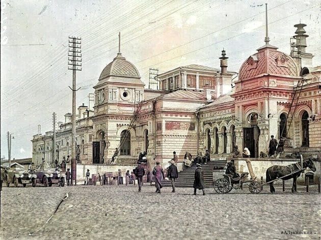 ж/д вокзал города Омска в 1919 году. редкие авто слева ждут vip пассажиров поезда из Екатеринбурга