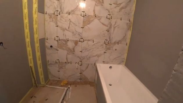 Многие спорят откуда начинать укладку плитки в ванной комнате, но решение очень простое