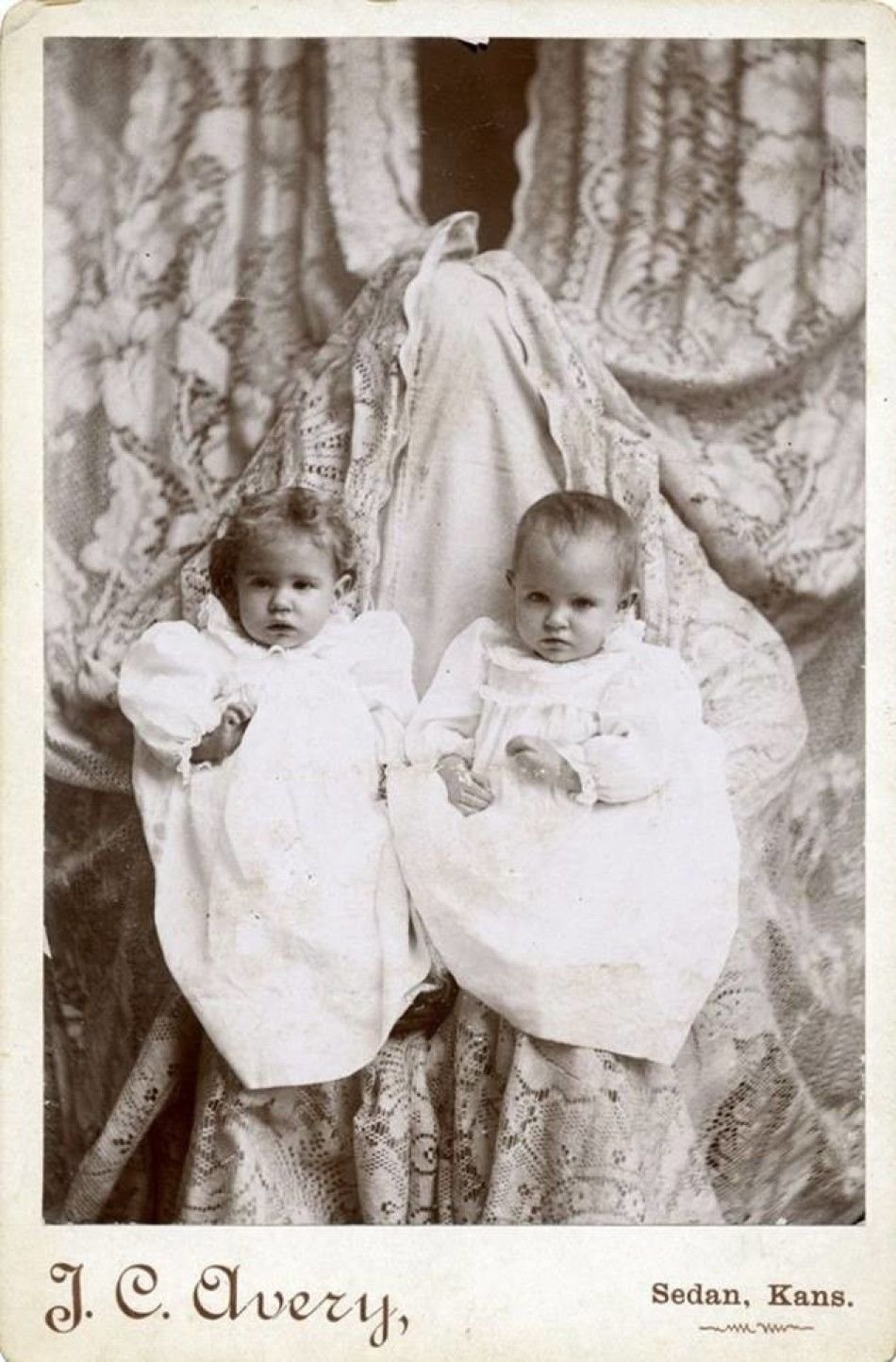 Мама скрытое фото. Спрятанная мать Викторианская эпоха снимки. Дети 19 века. Младенец 19 века. Старинные фотографии детей.