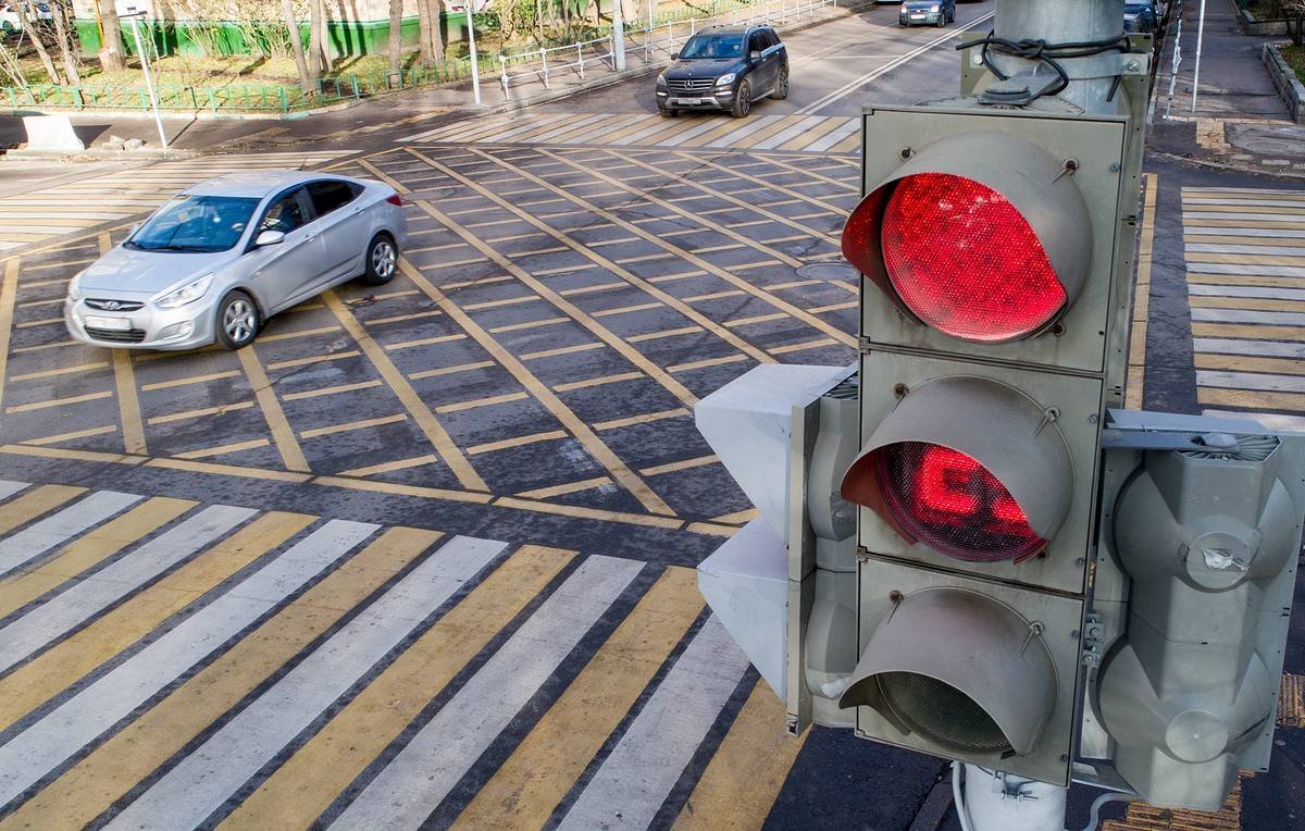 Штрафы гибдд светофор красный. Проезд на красный сигнал светофора. Дорожная разметка вафельница. Машина проезжает на красный свет. Проезд на запрещающий сигнал светофора.