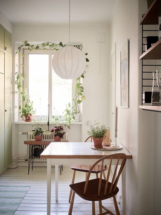 Уютная кухня с зеленым кухонным гарнитуром. Пример того, что и без больших затрат можно сделать красивый и стильный интерьер!