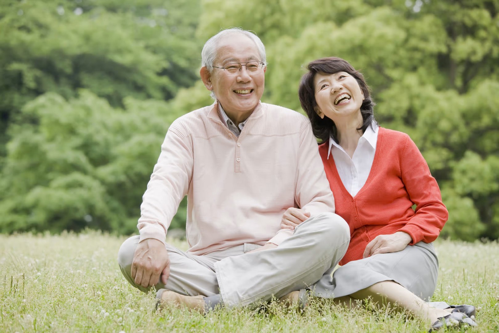 Пожилые азиаты. Пенсионеры азиаты. Пара пенсионеров азиаты. Пожилые люди в парке азиаты. Пожилой Азиат.