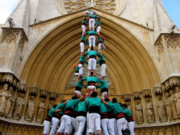 Башни из людей в Каталонии: что за обычай, как исполняют и как он возник
