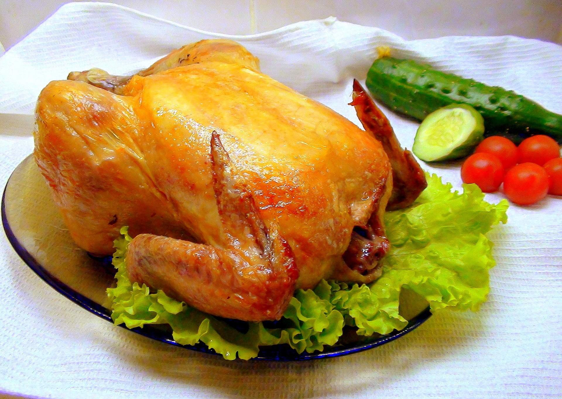 Курица в духовке самый простой рецепт. Курица целиком в глазури. Курица румяно-зажаренная. Румяная курица. Аппетитная курица.