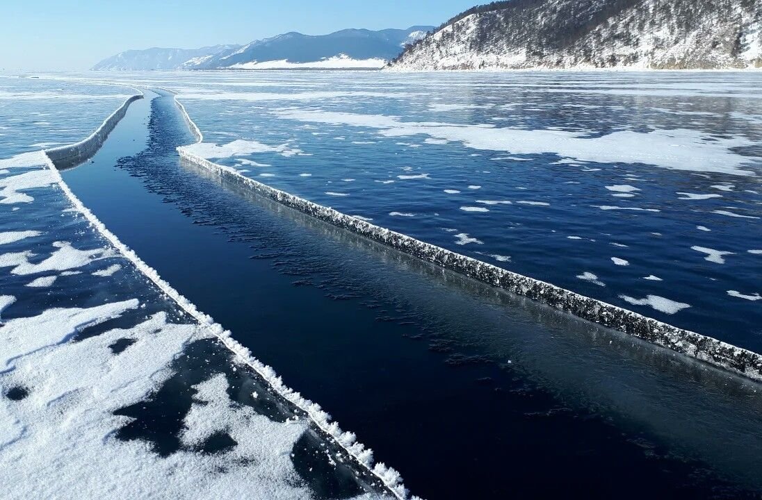 Трещина на байкале. Лед Байкала. Озеро Байкал становые щели. Становая трещина на Байкале. Озеро Байкал лед.