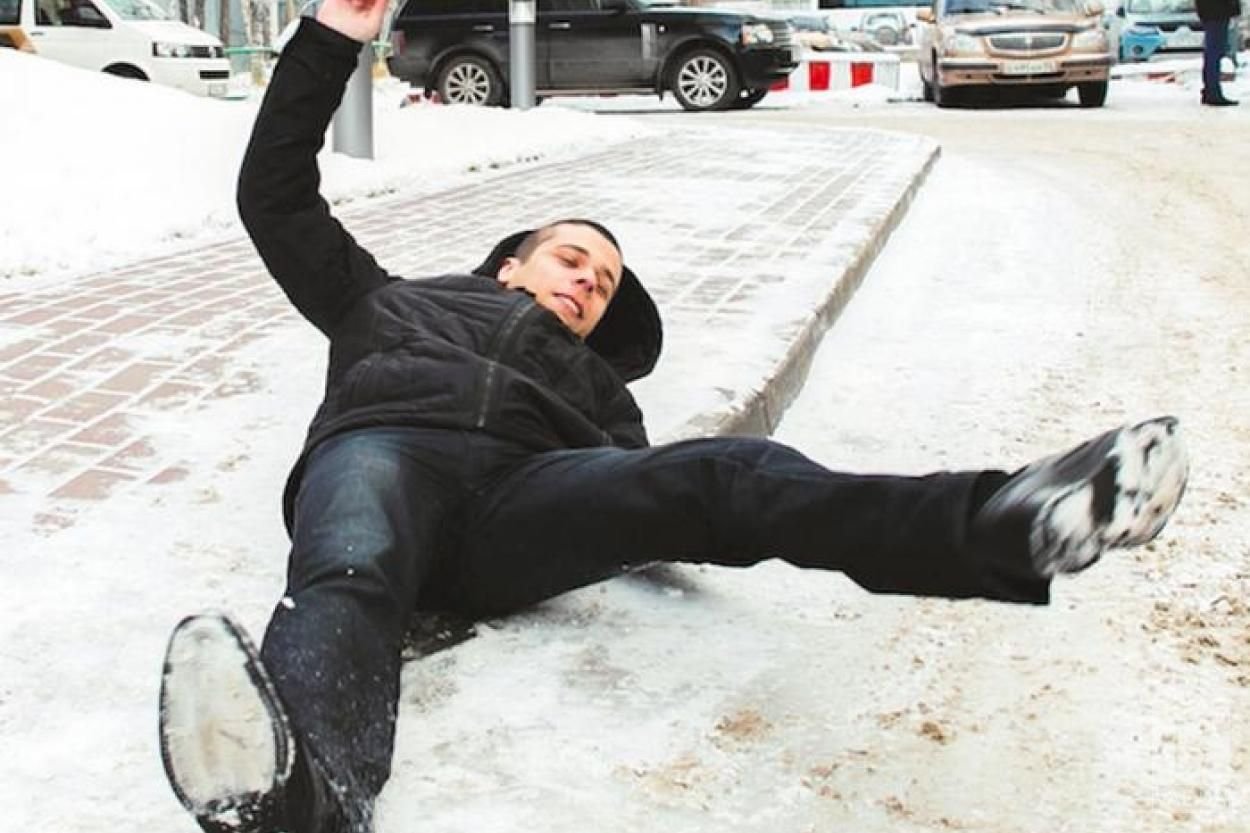 Упала сильно на руку. Подскользнулсяна льду. Человек поскользнулся на льду. Человек подскользнулся.