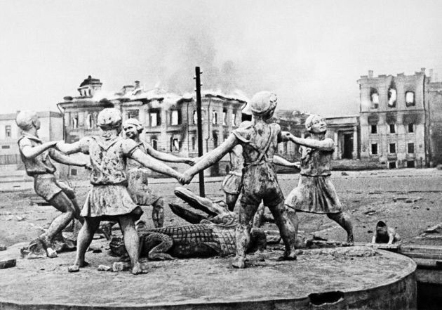 Фотография Эммануила Евзерихина из горящего Сталинграда за один день облетела весь мир