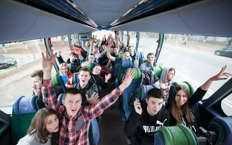 Туристические группы по россии. Автобус турист. Подростки на экскурсии. Молодежь на экскурсии. Школьные поездки.