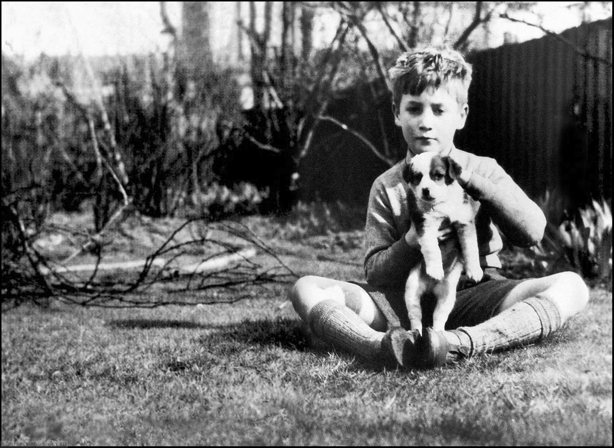 В детстве конечно думал. Джон Леннон в детстве. Джон Леннон маленький. Джон Леннон в детстве фото. Джон Леннон детские фото.