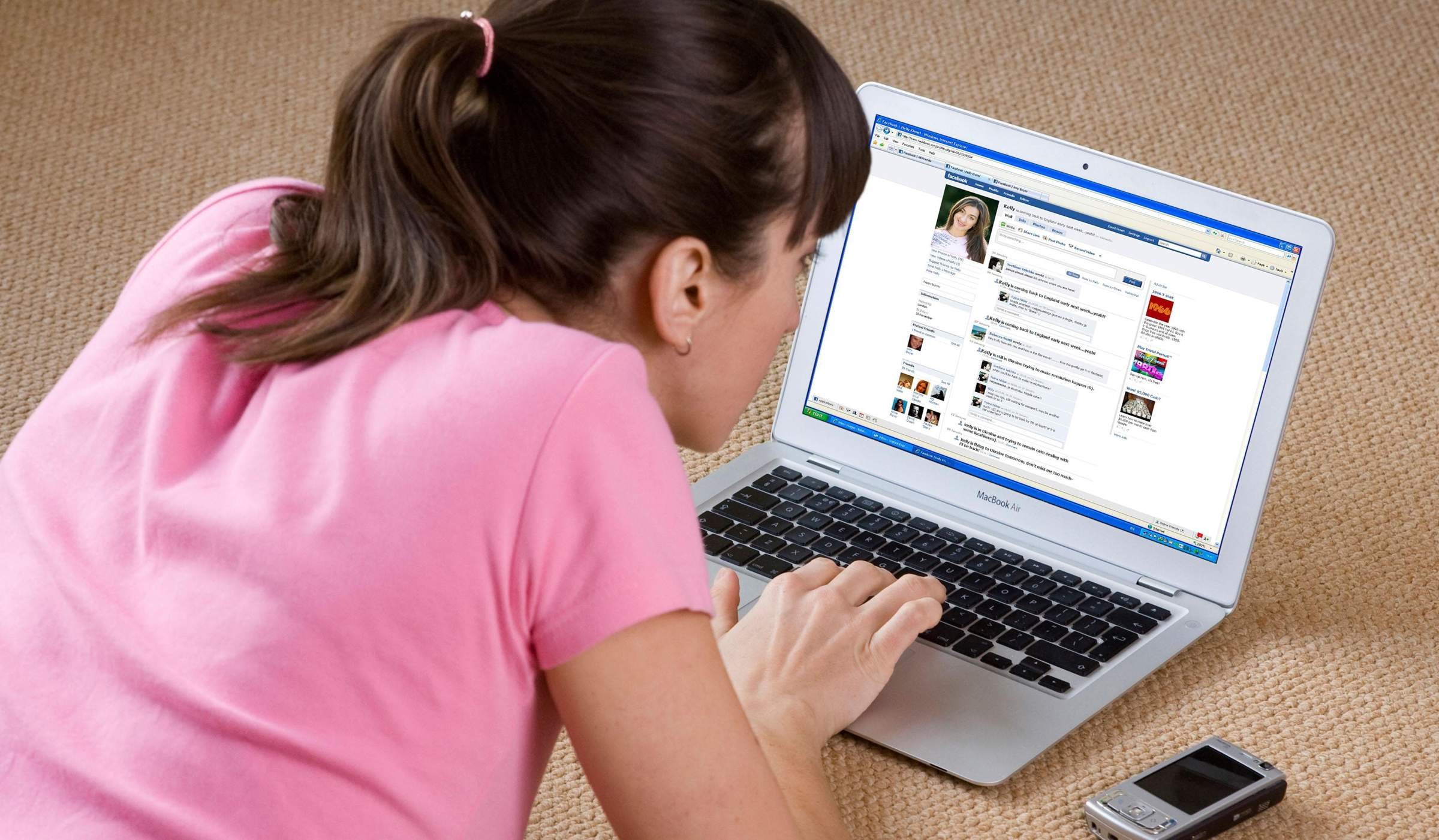 Можно увидеть в социальных. Человек сиди в интернете. Подросток сидит в интернете. Человек сидит в социальных сетях. Интернет и человек.