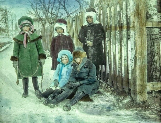 дети Омска играют зимой 1919 года, судя по одежде возможно тут часть детей богатых беженцев из центра России