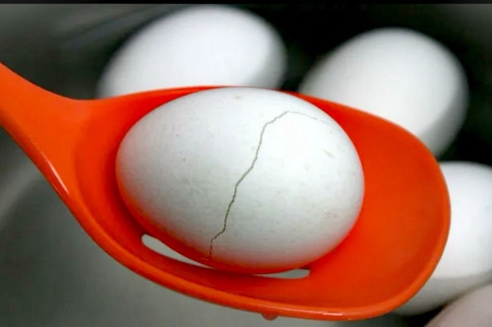 Яйцо трещина. Вареные яйца. Потрескавшееся яйцо. Яйцо треснуло. Насечка на яйце.