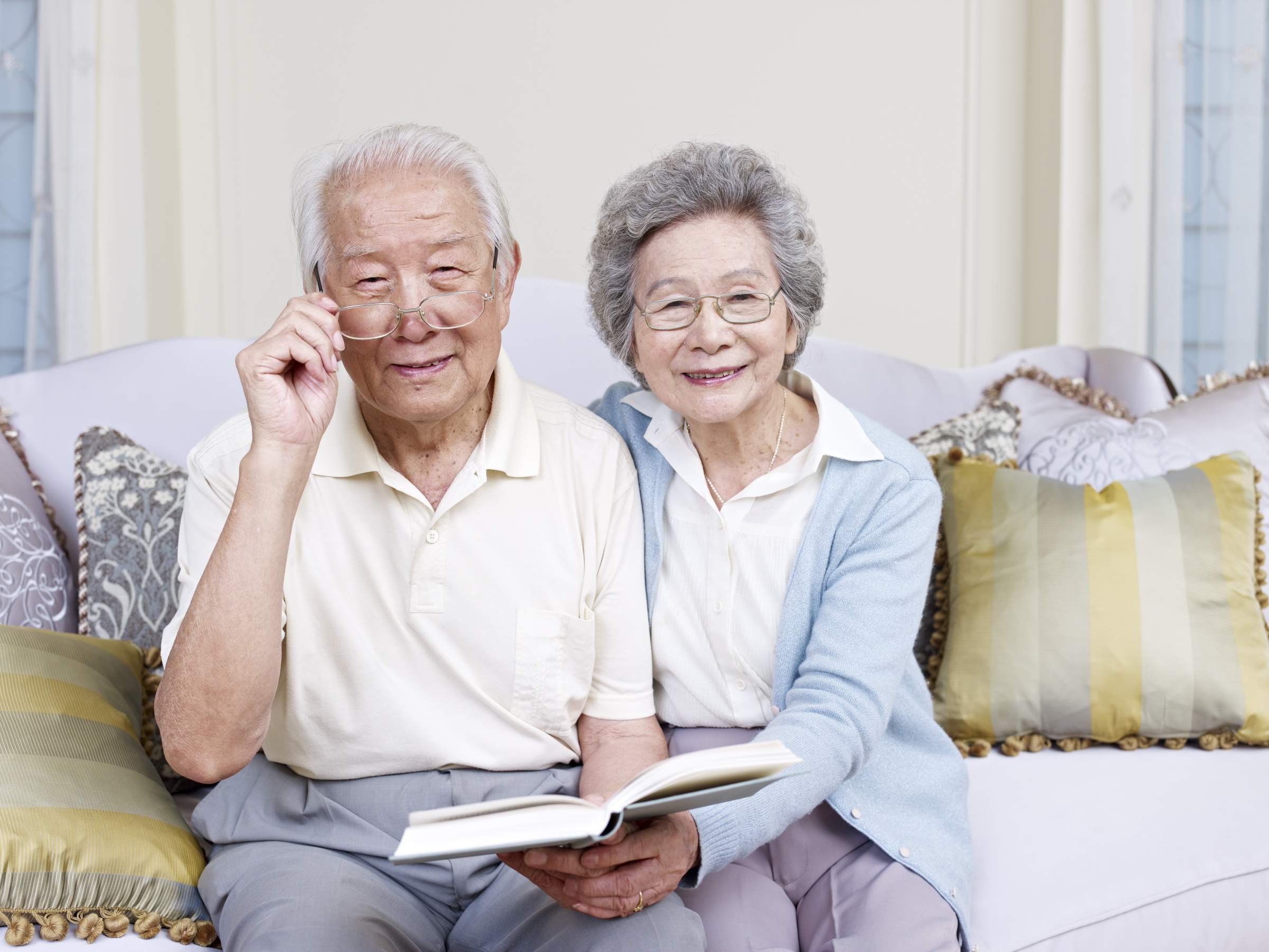 Бабушка азиат. Бабушка и дедушка на китайском. Японские бабушка и дедушка. Пожилые корейцы. Корейские бабушки и дедушки.