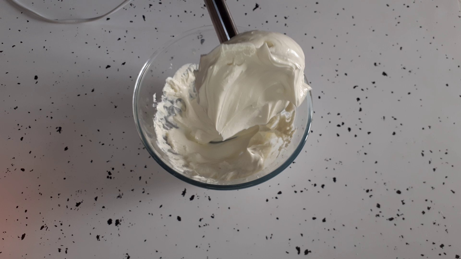 Рецепт творожного крема с маслом. Творожный крем. Творожный крем для крема. Крем творожный Ирбитский. Крем с творожной массой для лица.