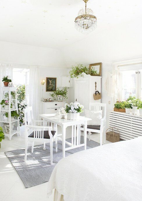 Дом в Мальмё: скандинавский свежий интерьер с классными идеями! Открытые полки, контрастные стулья, старинное зеркало в ванной комнате