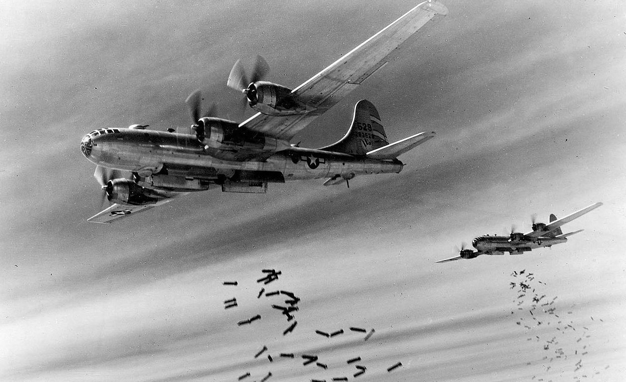 Нападение с неба. Бомбардировщик Боинг b-29 бомбят Японию. Бомбардировка Токио 1942. Самолёты b29 бомбят Японию. B-29 ВВС бомбардировщик Япония.