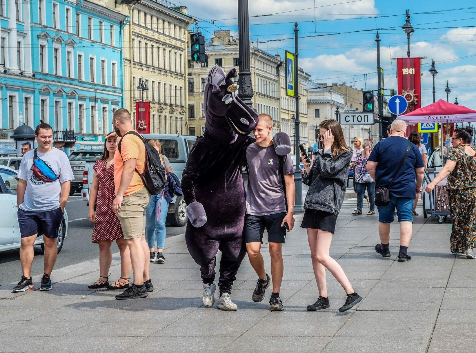 Как одеваться в марте в питере. Туристы на Невском. Ряженые костюмы в Питере. Как одеваются в Питере.