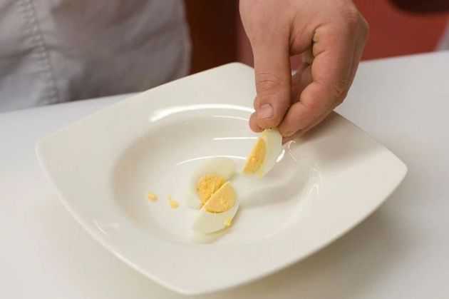 Яйца заливаем щавельным супом