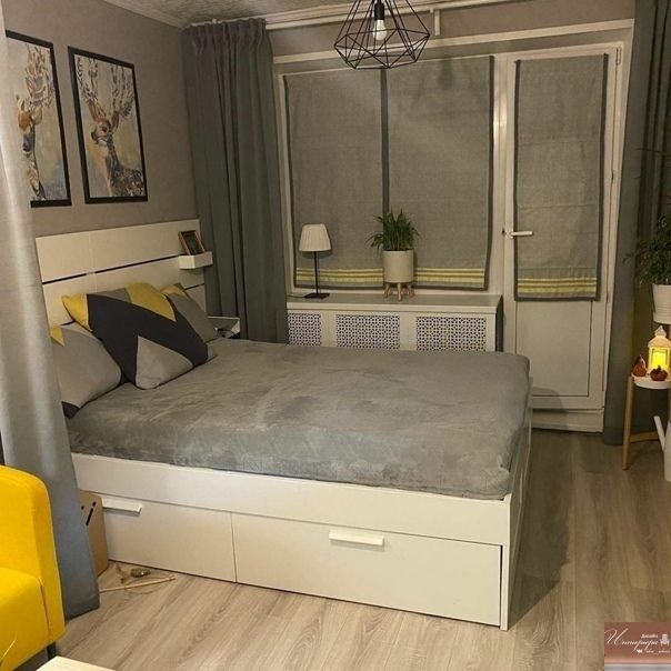 Аккуратная спальня на 12м² с жёлтым акцентом и крайне уютной атмосферой