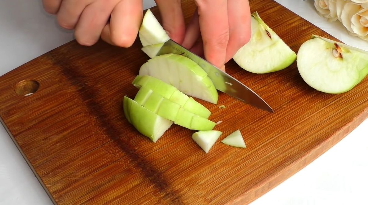Нарезаем яблоки кубиками