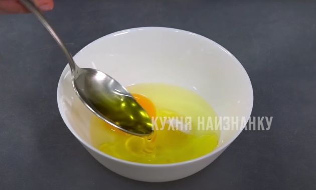 В тарелочке соединяю яйцо, соль и растительное масло. Перемешиваю вилкой.