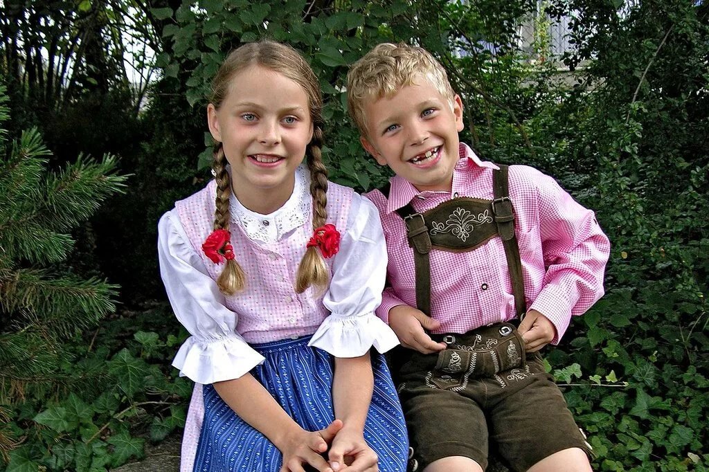 В германии друзья есть. Национальная одежда немцев. Дети в национальных костюмах. Русский национальный костюм для детей. Костюм немецкий национальный для детей.